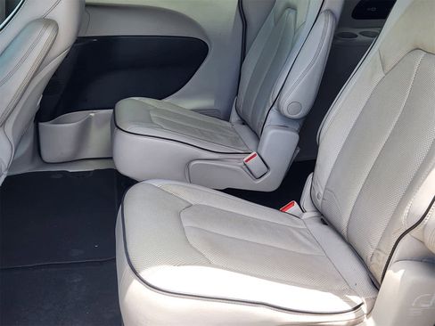 Used 2021 Chrysler Pacifica Limited w/ Premium & Safety Sphere Group image 29