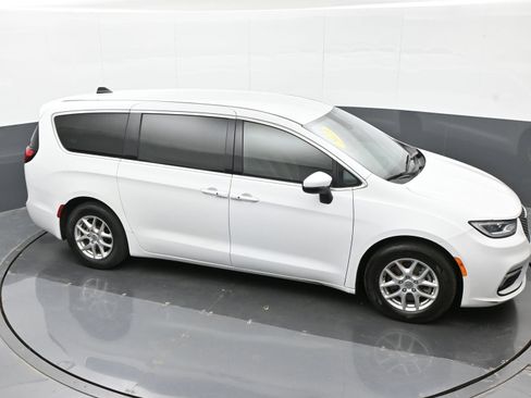 Used 2023 Chrysler Pacifica Touring FWD image 36