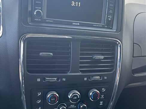 Used 2017 Dodge Grand Caravan SXT image 17