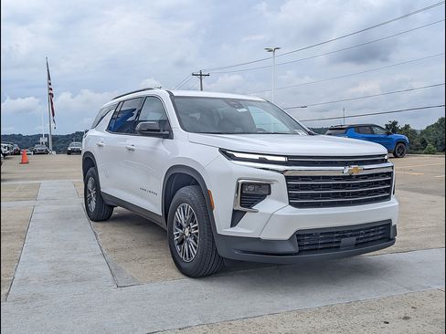 New 2026 Chevrolet Traverse LT w/ LPO, Floor Liner Package FWD image 5