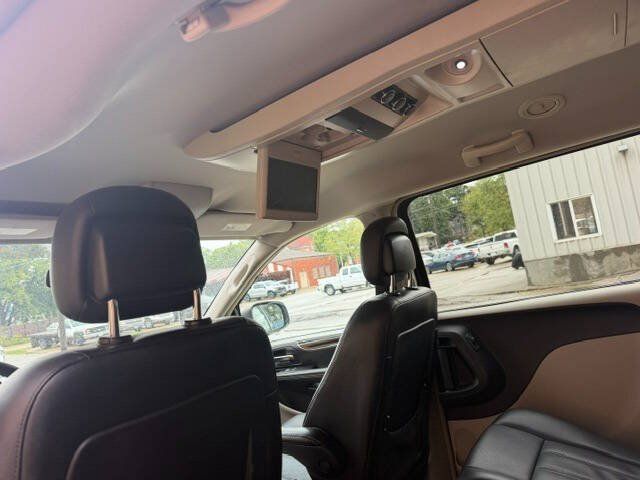 Used 2012 Chrysler Town & Country Touring w/ Entertainment Group #1 FWD image 12