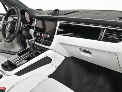 Certified 2025 Porsche Macan image 24