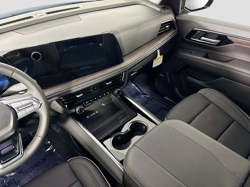 New 2025 Chevrolet Suburban Premier image 23