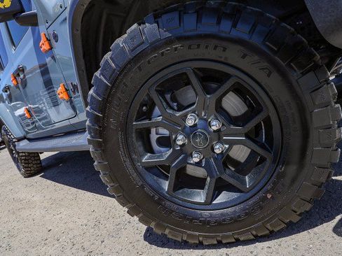 Used 2025 Jeep Gladiator Sport AWD/4WD image 2
