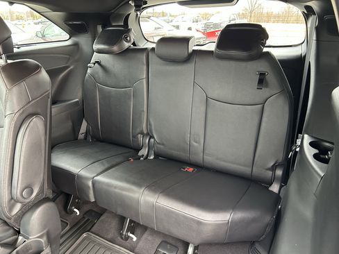 Used 2025 Toyota Sienna Platinum image 24