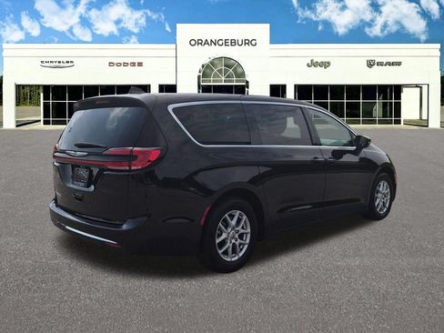 Used 2024 Chrysler Pacifica Touring-L FWD image 10