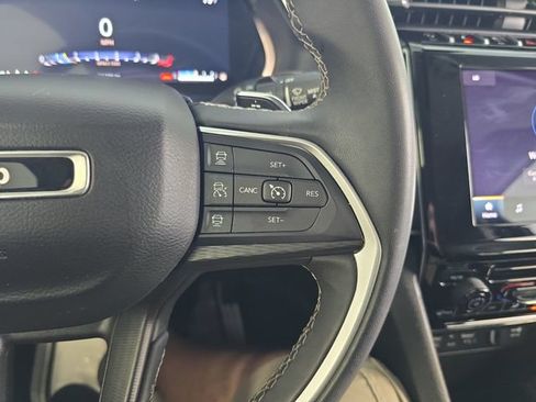 Used 2023 Jeep Grand Cherokee Laredo AWD/4WD image 18