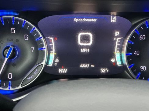 Used 2024 Chrysler Pacifica Touring-L image 29