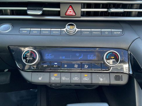 Used 2025 Hyundai Elantra SEL image 15