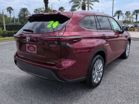 Certified 2024 Toyota Highlander Limited FWD image 4