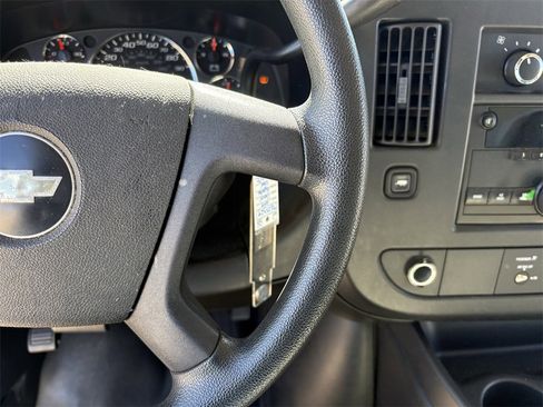 Used 2009 Chevrolet Express 2500 image 17
