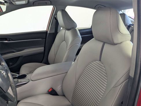 Used 2023 Toyota Camry SE image 10