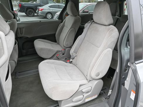 Used 2017 Toyota Sienna LE image 16