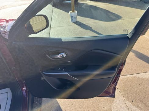 Used 2019 Jeep Cherokee Latitude w/ Cold Weather Group image 15