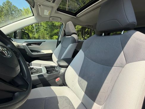 Used 2019 Toyota RAV4 XLE w/ Convenience Package FWD image 10