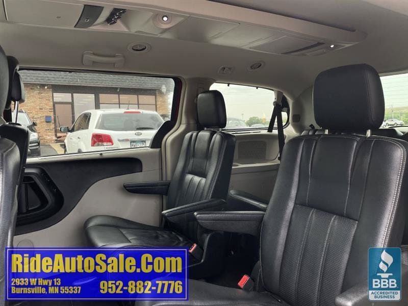 Used 2013 Chrysler Town & Country Touring-L w/ Driver Convenience Group FWD image 11