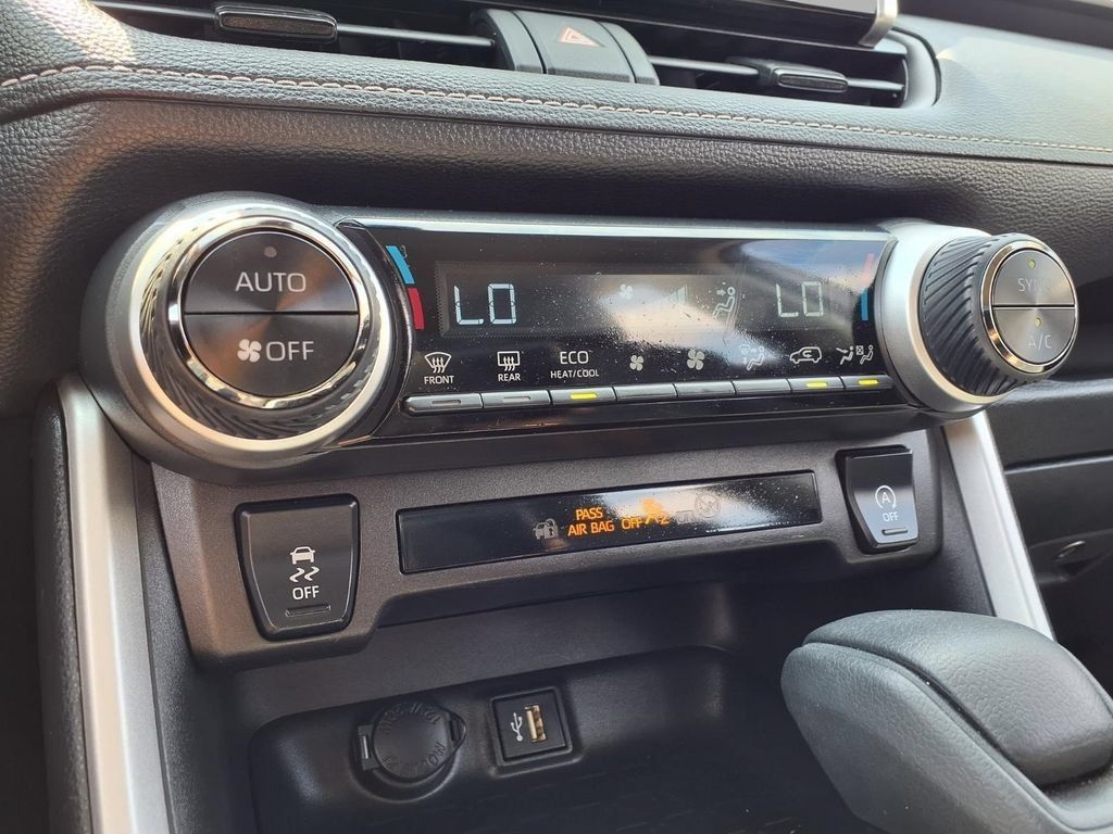 Used 2025 Toyota RAV4 XLE AWD/4WD image 10