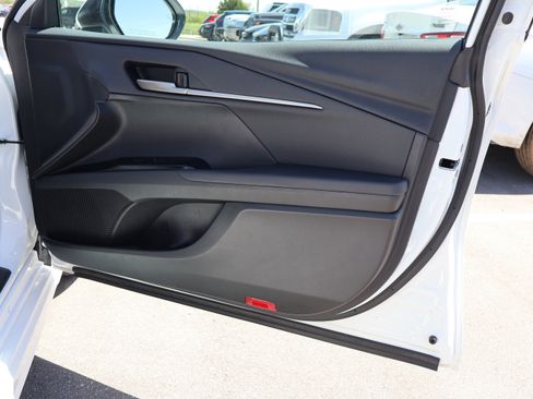 Used 2025 Toyota Camry SE FWD image 11
