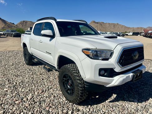 Used 2018 Toyota Tacoma TRD Sport AWD/4WD image 7