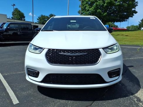 New 2026 Chrysler Pacifica Select FWD image 2