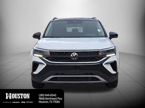 Used 2023 Volkswagen Taos SE w/ Panoramic Sunroof Package FWD image 10