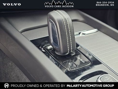 Used 2022 Volvo XC60 B5 R-Design image 25