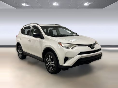 Used 2017 Toyota RAV4 LE FWD image 7
