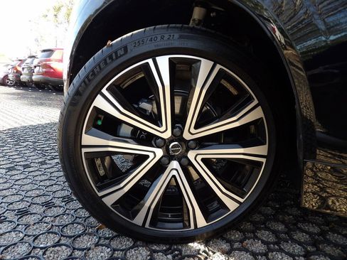 Certified 2023 Volvo XC60 B5 Ultimate w/ Climate Package image 28