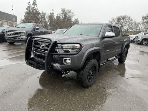 Used 2017 Toyota Tacoma Limited image 1