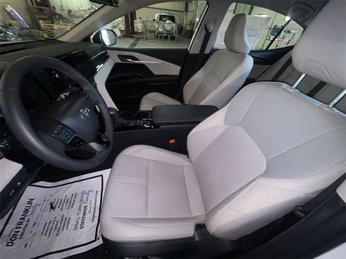 Used 2025 Toyota Camry XLE image 15