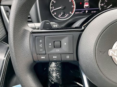 Used 2023 Nissan Rogue SV image 17