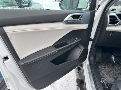 New 2026 Volkswagen Taos SE AWD/4WD image 14