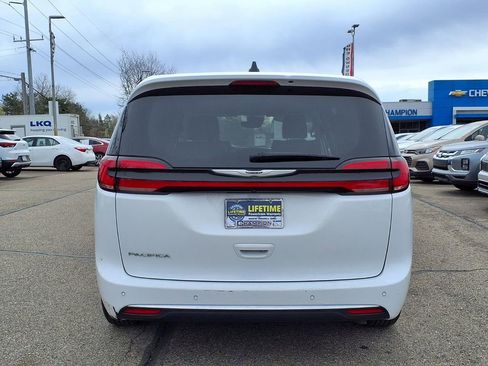 Used 2024 Chrysler Pacifica Touring-L image 6