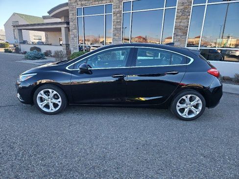 Used 2018 Chevrolet Cruze Premier image 2
