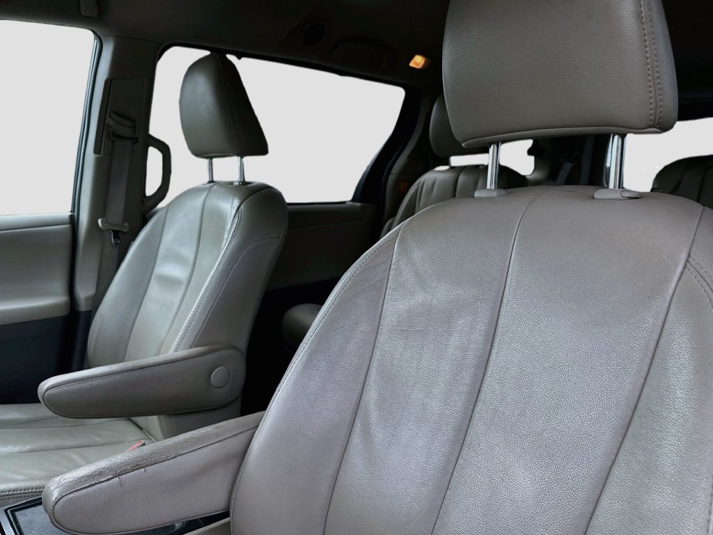 Used 2013 Toyota Sienna XLE FWD image 24