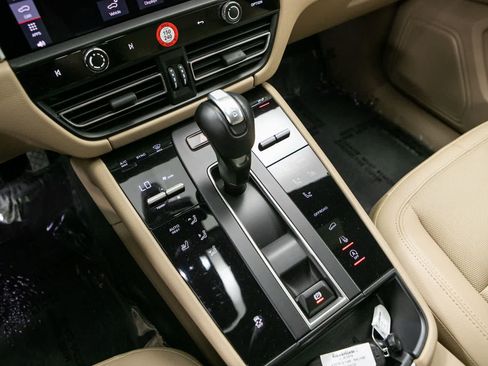 Certified 2024 Porsche Macan AWD/4WD image 27