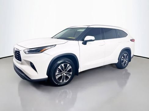 Used 2021 Toyota Highlander XLE image 3