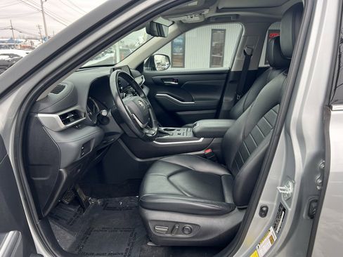 Used 2022 Toyota Highlander XLE image 9