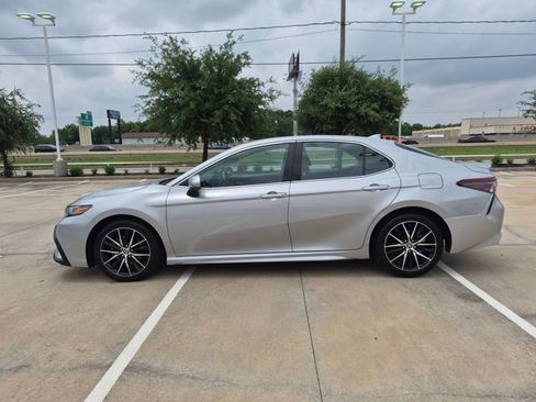 Used 2024 Toyota Camry SE FWD image 9