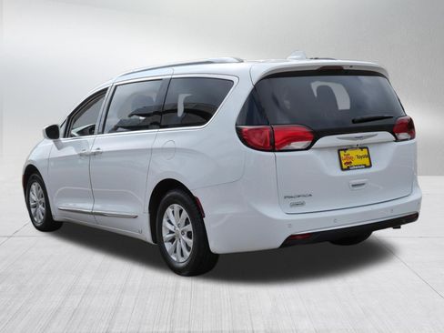 Used 2018 Chrysler Pacifica Touring-L Plus FWD image 5