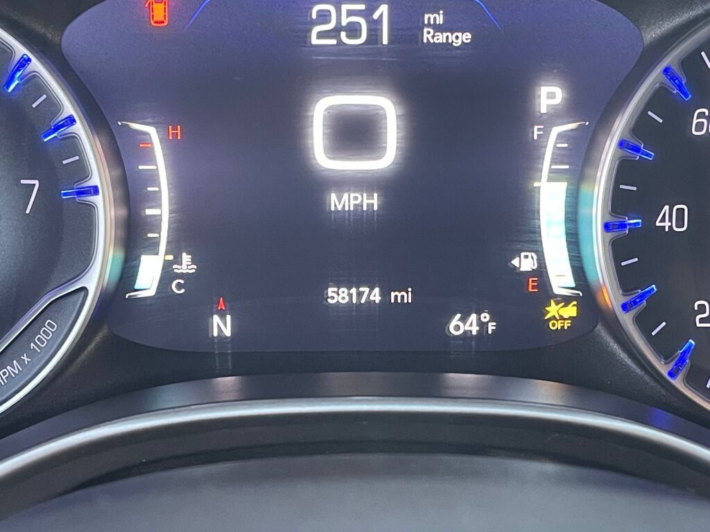 Used 2023 Chrysler Pacifica Touring-L FWD image 3