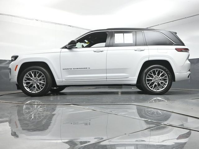 Used 2025 Jeep Grand Cherokee Summit AWD/4WD image 37