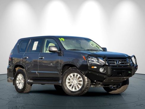 Used 2019 Lexus GX 460 image 2