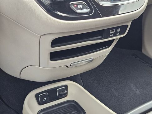 Used 2018 Chrysler Pacifica Touring-L image 22