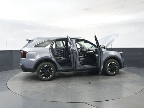 Used 2025 Kia Sorento S image 30