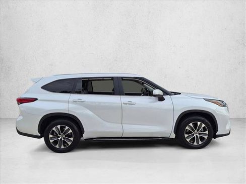 Used 2023 Toyota Highlander XLE FWD image 4