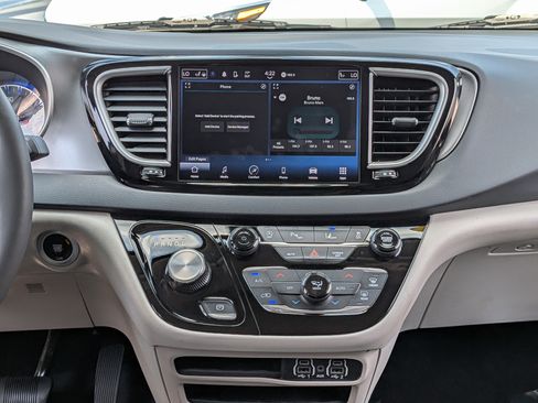 Used 2023 Chrysler Pacifica Touring-L FWD image 3