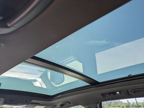 Used 2022 Volkswagen Tiguan SE R-Line image 18