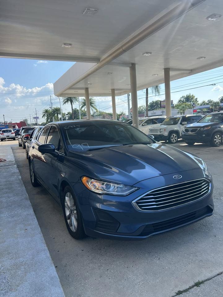 Used 2019 Ford Fusion SE FWD image 2