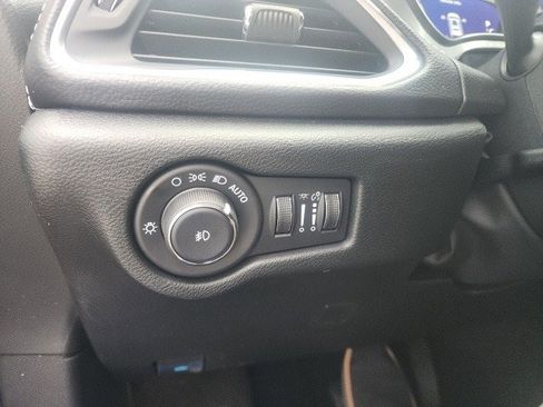 New 2026 Chrysler Pacifica Limited w/ Uconnect Theater Family Group image 15